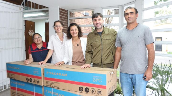 CASTELLI: El Municipio realizó una nueva entrega de aires acondicionados en instituciones educativas