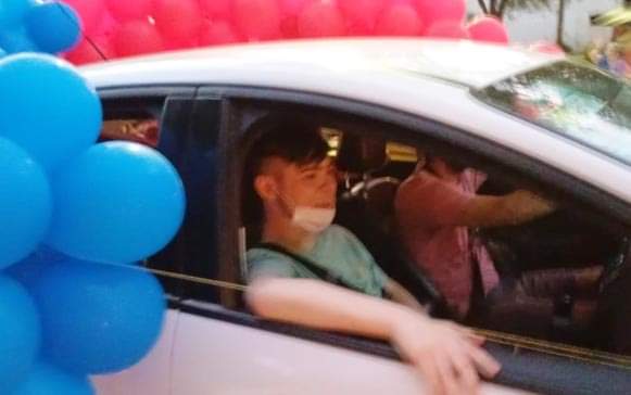 Emoción en Dolores: Martiniano, el joven que recibió un trasplante de corazón, regresó con una caravana a su ciudad natal