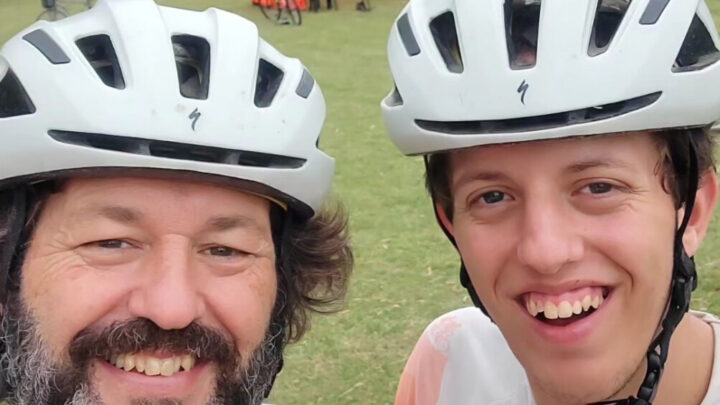 Conmovedor: Padre e hijo con autismo pedalean para unir Mar del Plata con Capital Federal