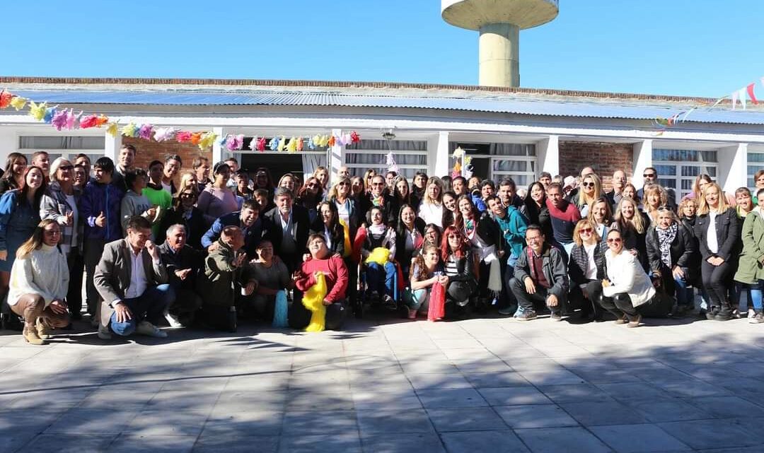 FESTEJO Y REGALO: Echarren y Sileoni participaron del cumple de una Escuela y le entregaron una combi