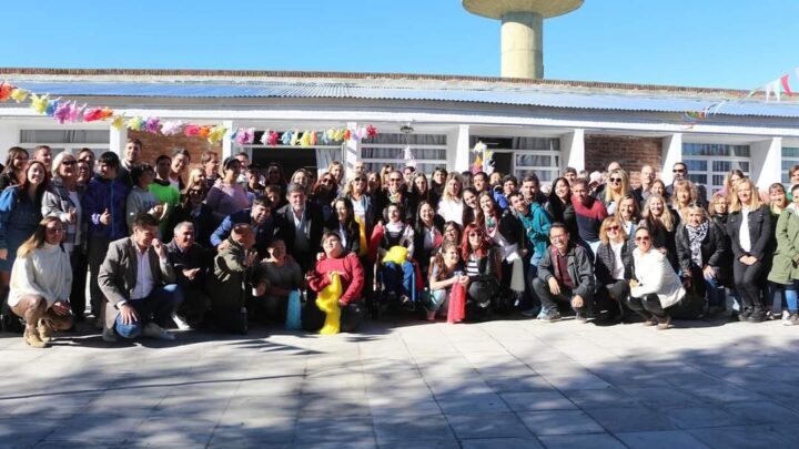 FESTEJO Y REGALO: Echarren y Sileoni participaron del cumple de una Escuela y le entregaron una combi