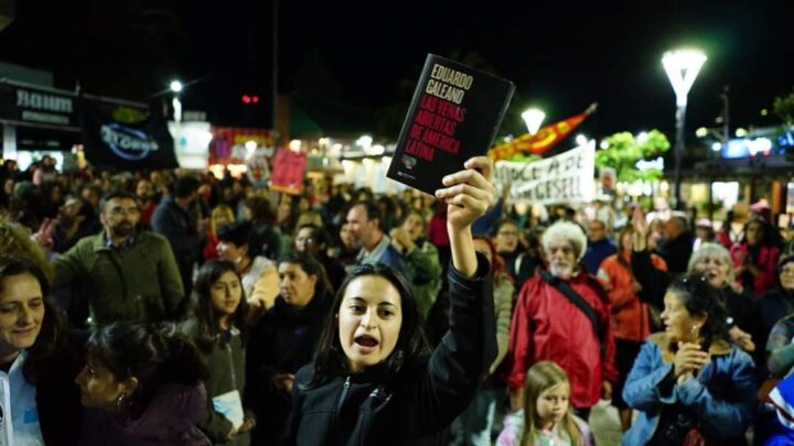 Multitudinaria marcha en Villa Gesell contra el ajuste a universidades