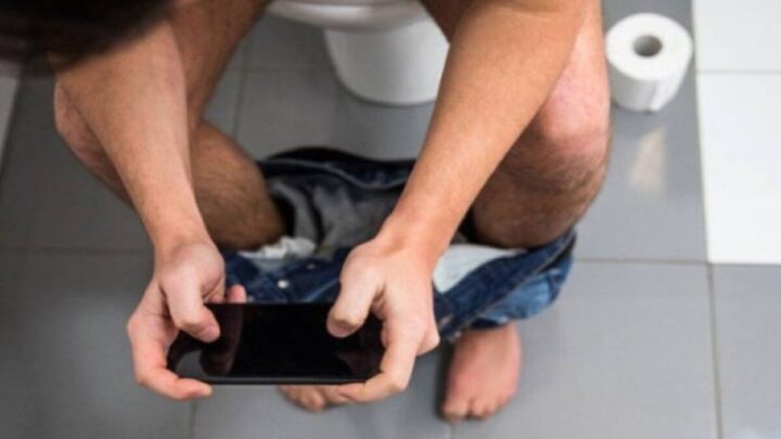Estudios demostraron que no es conveniente pasar más de 10 minutos sentados en el inodoro