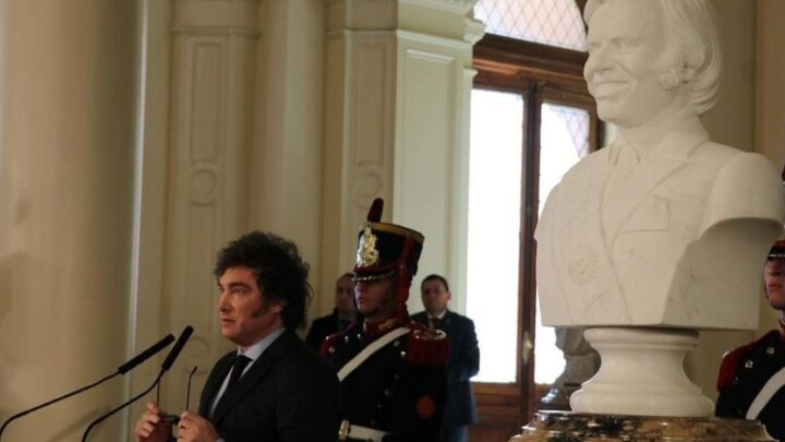 Milei inauguró un busto de Menem en la Casa Rosada. Nuevo gesto de admiración y reivindicación
