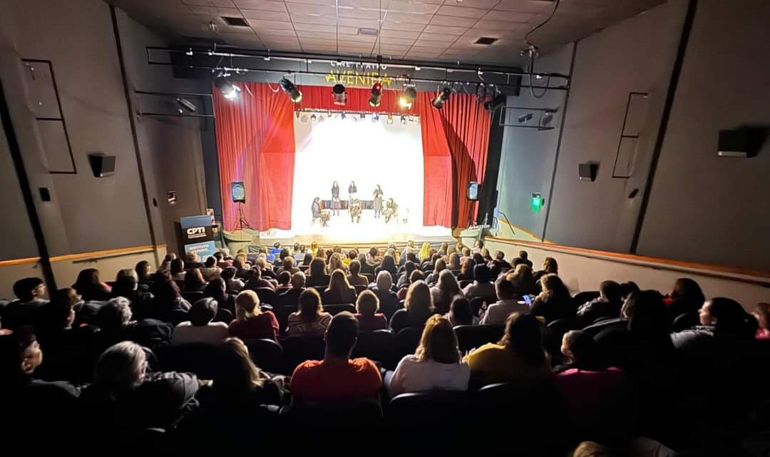 CASTELLI: Con masiva concurrencia del público, se celebran las fiestas regionales de teatro independiente CASTELLI: Con masiva concurrencia del público, se celebran las fiestas regionales de teatro independiente
