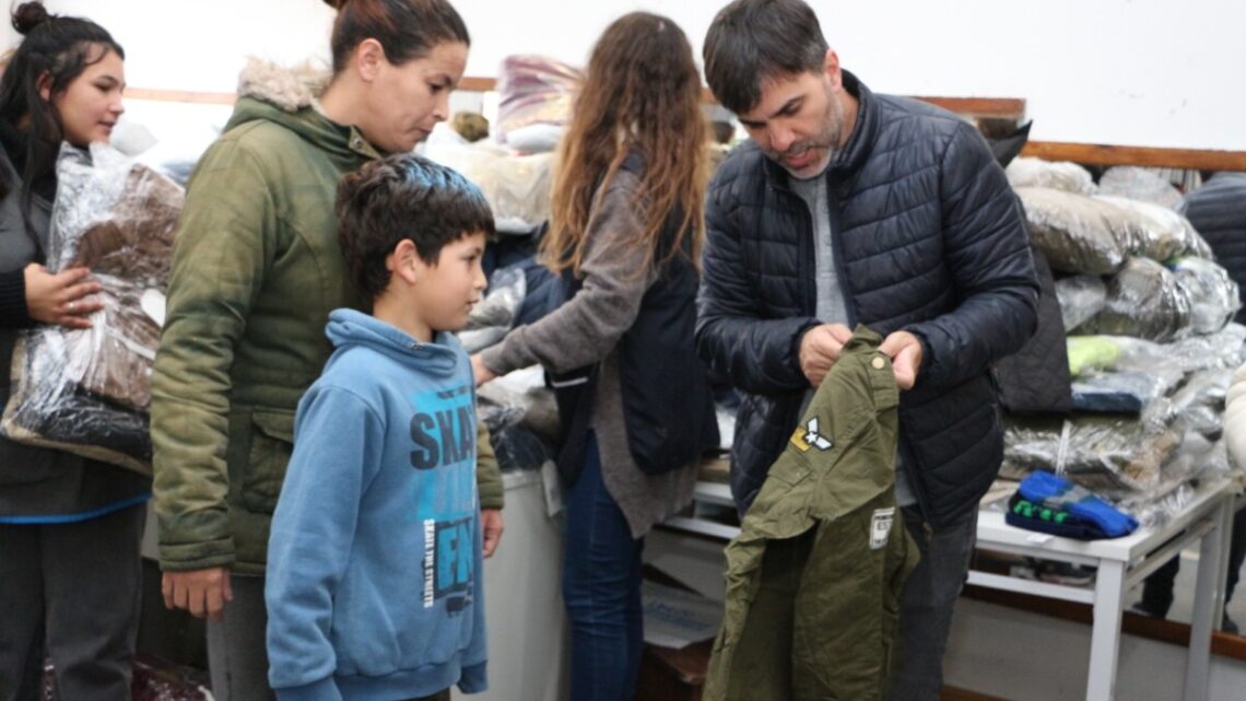 CASTELLI TE ABRIGA: Se entregaron más de 1000 camperas a familias