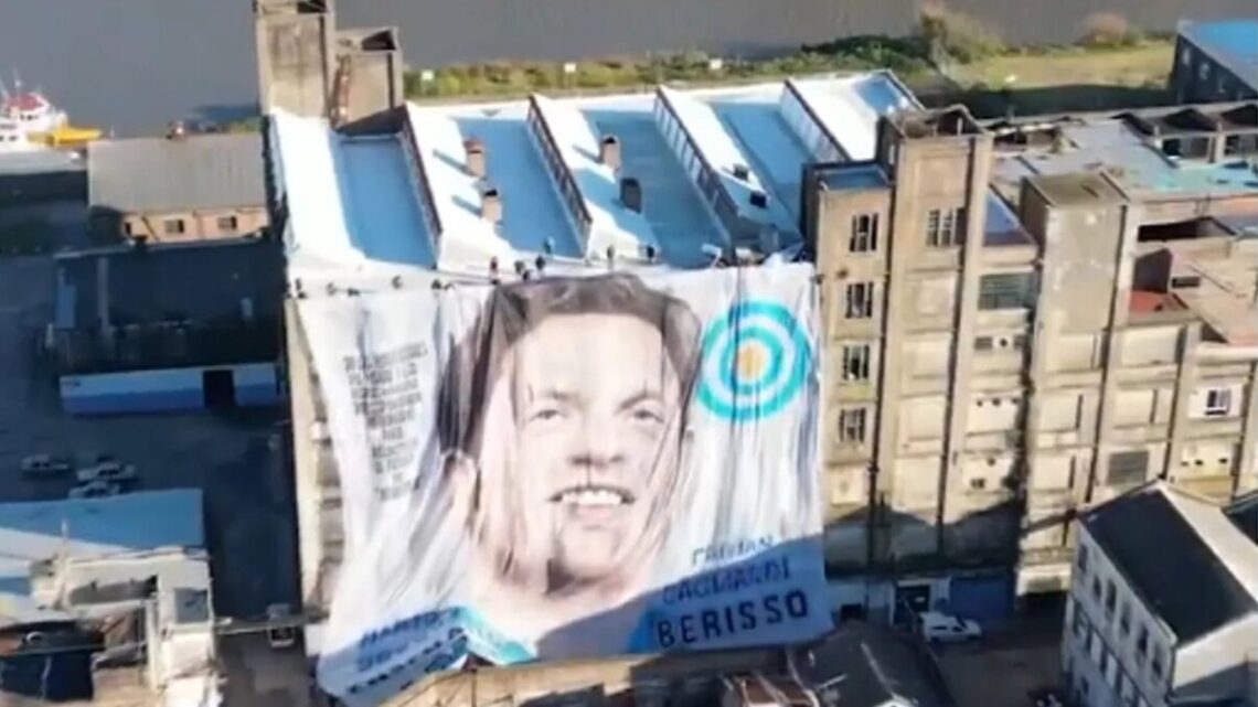 Secco y Cagliardi desplegaron una mega bandera en apoyo a Kicillof