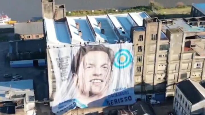 Secco y Cagliardi desplegaron una mega bandera en apoyo a Kicillof