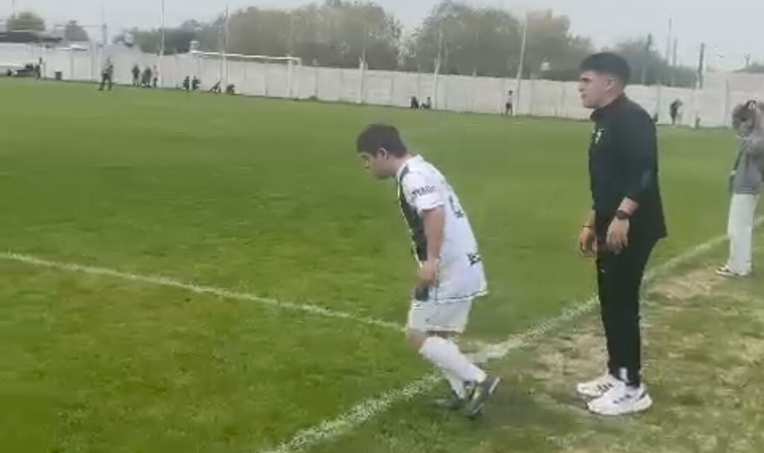 Un gesto de inclusión: debutó, hizo su primer gol y la alegría fue de ambos equipos