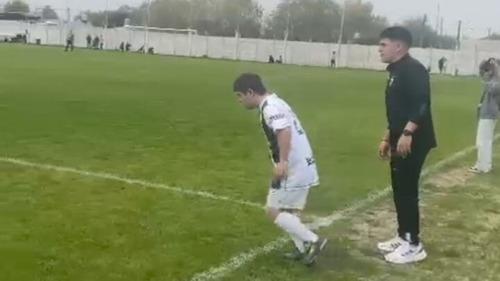 Un gesto de inclusión: debutó, hizo su primer gol y la alegría fue de ambos equipos