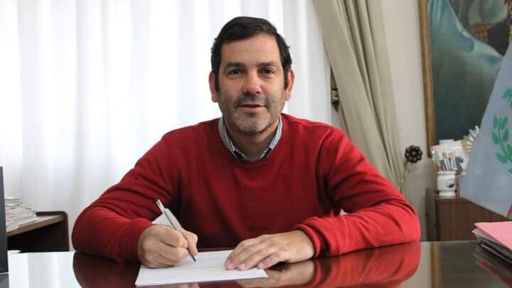 El intendente de Dolores anunció un nuevo aumento para municipales, que no cobrarán los funcionarios 