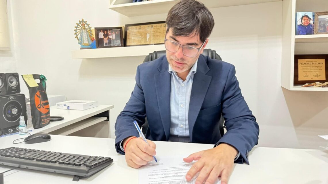 CASTELLI: Firmó Echarren el decreto que exime del pago de tasas a comerciantes hasta diciembre CASTELLI: Firmó Echarren el decreto que exime del pago de tasas a comerciantes hasta diciembre
