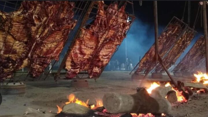 Castelli celebra su aniversario 159° con vaquillonas asadas para todo el pueblo