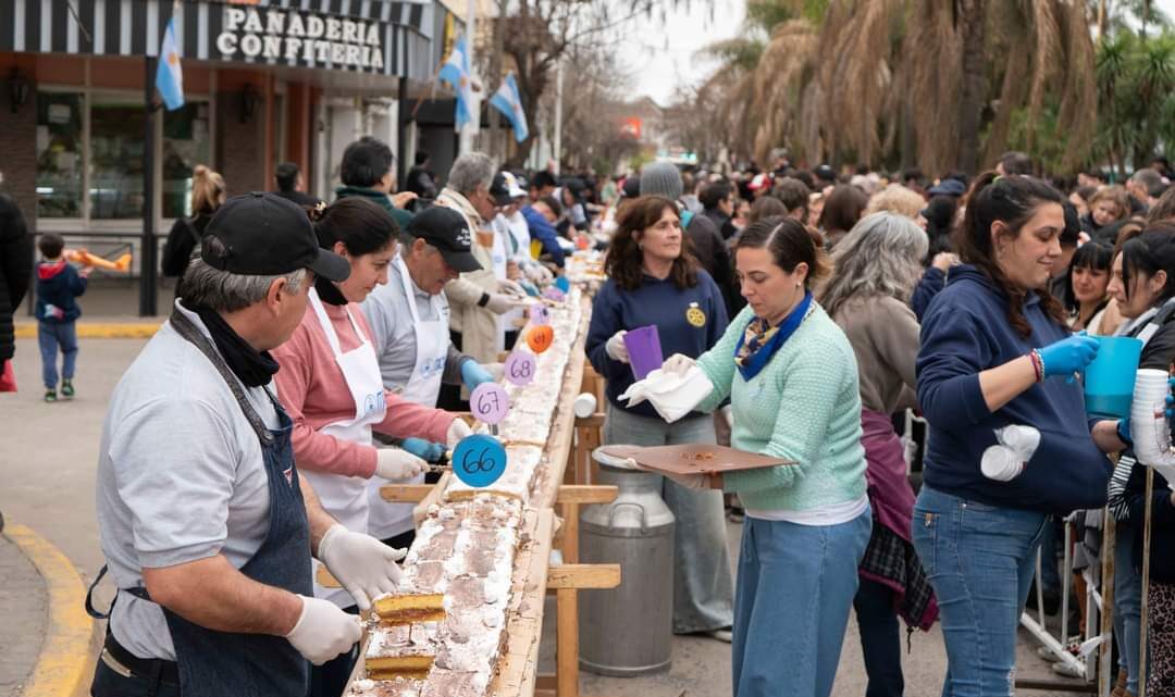 MONTE: Peña “Los Eternos” deleitaron a montenses con una torta de 112 metros de largo MONTE: Peña “Los Eternos” deleitaron a montenses con una torta de 112 metros de largo