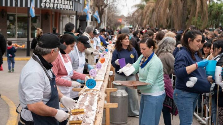 MONTE: Peña “Los Eternos” deleitaron a montenses con una torta de 112 metros de largo