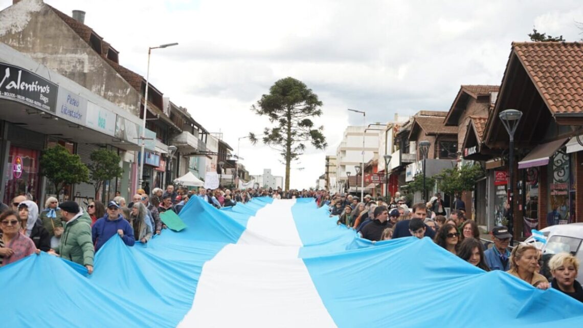 Multitudinaria marcha en Villa Gesell en defensa de los jubilados