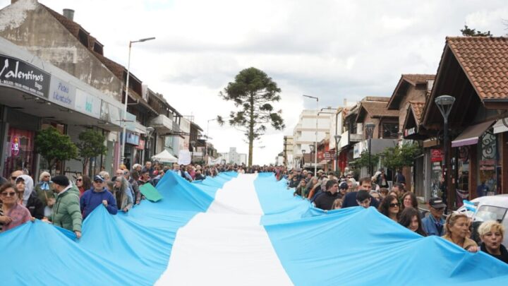Multitudinaria marcha en Villa Gesell en defensa de los jubilados