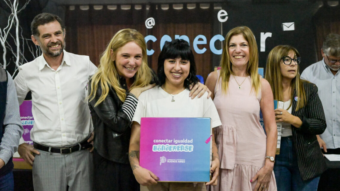 Con una sonrisa, estudiantes de Monte recibieron sus netbooks del Conectar Igualdad Con una sonrisa, estudiantes de Monte recibieron sus netbooks del Conectar Igualdad