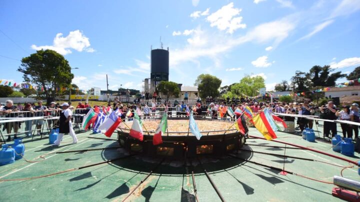 VILLA GESELL: Una multitud disfrutó de la gran “paella de la amistad”