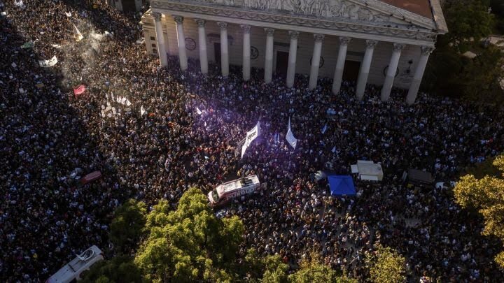 En una masiva marcha, estudiantes y docentes reclamaron fondos para las universidades públicas