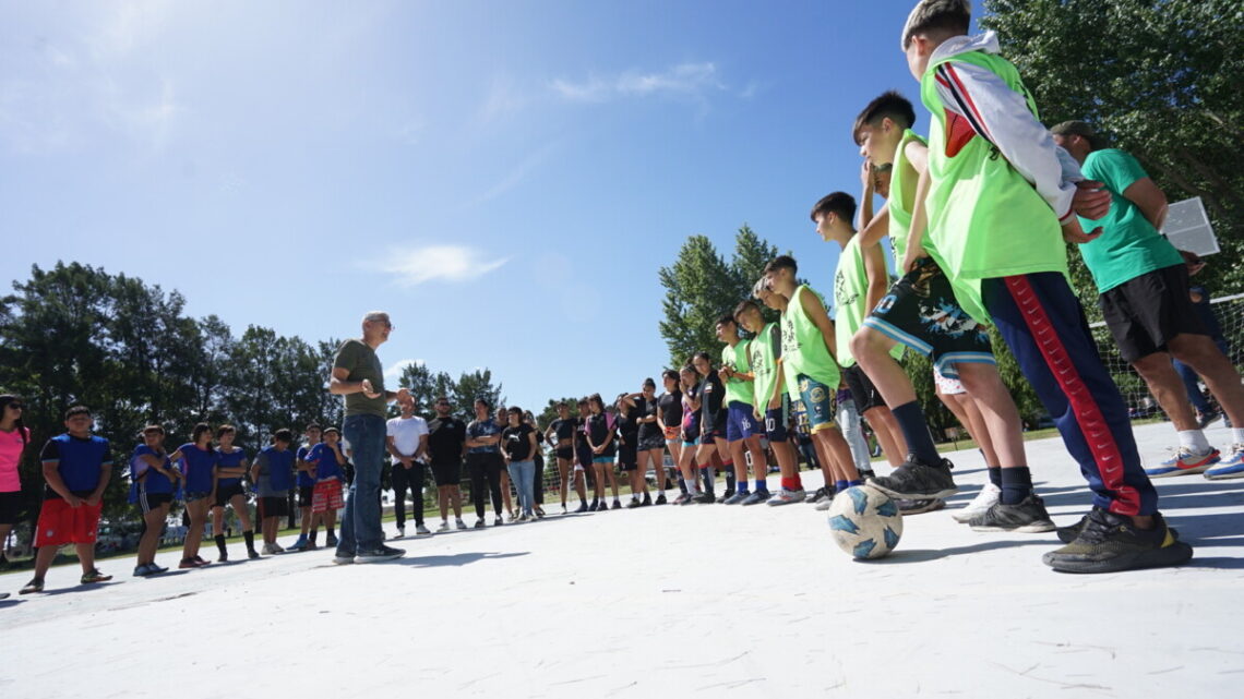 VILLA GESELL: Se inauguró un nuevo playón deportivo en el Centro Comunitario Oeste VILLA GESELL: Se inauguró un nuevo playón deportivo en el Centro Comunitario Oeste