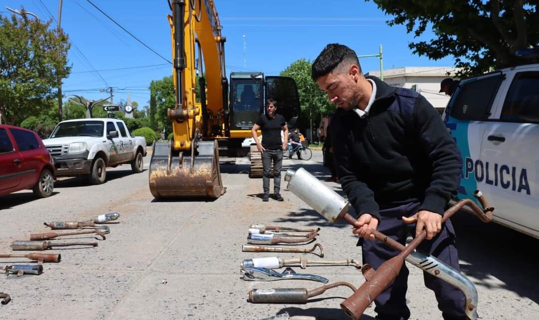 CASTELLI: el municipio destruye con una retro caños de escape de motos adulteradas