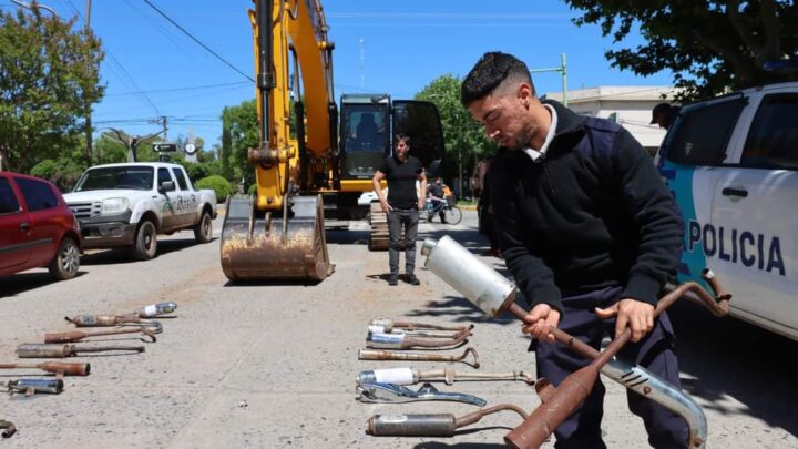 CASTELLI: el municipio destruye con una retro caños de escape de motos adulteradas