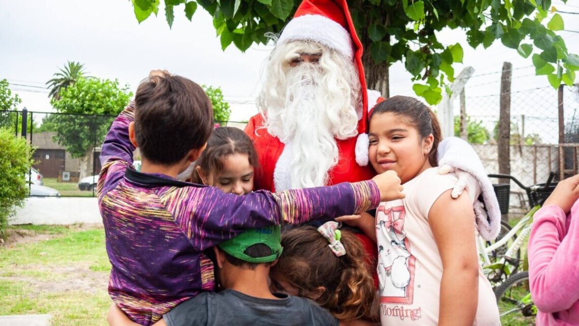 LAS FLORES: Los Centros de Promoción Comunitaria se colmaron de alegría con la visita de Papá Noel LAS FLORES: Los Centros de Promoción Comunitaria se colmaron de alegría con la visita de Papá Noel