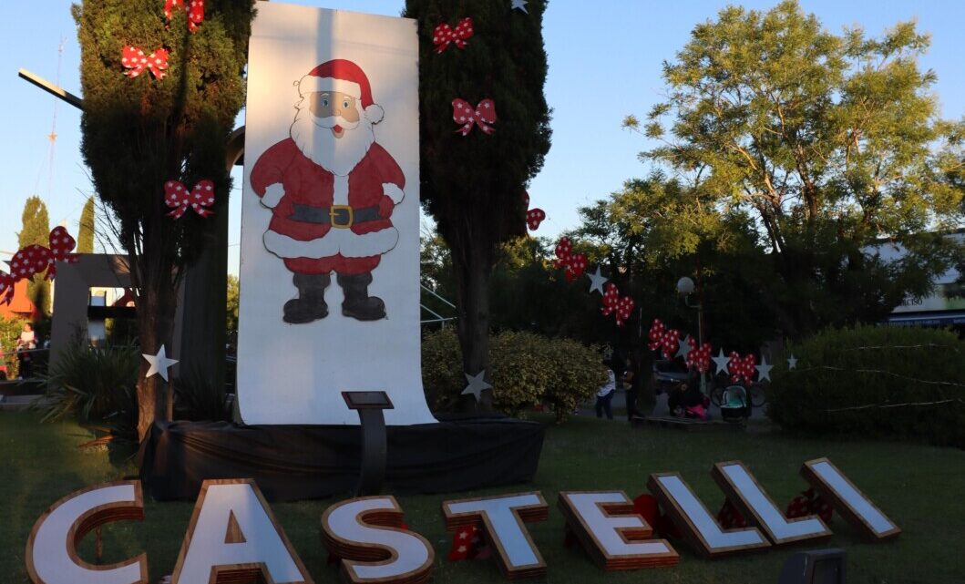 Castelli vivió una noche mágica con el encendido del “Paseo Navideño” Castelli vivió una noche mágica con el encendido del “Paseo Navideño”