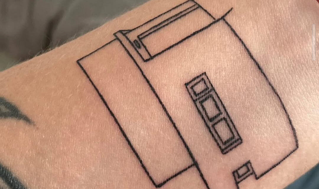 CASTELLI: Se tatuó su casa propia y lo mostró en redes agradeciendo a Echarren y Kicillof