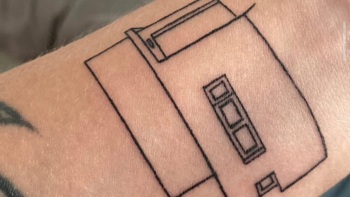 CASTELLI: Se tatuó su casa propia y lo mostró en redes agradeciendo a Echarren y Kicillof