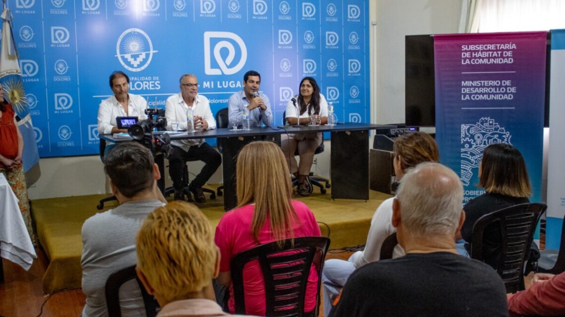 DOLORES: Entregan escrituras y se acordó la creación de un banco municipal de tierras