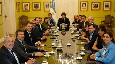 Cerrando filas: El Presidente Milei recibió a un grupo de diputados radicales