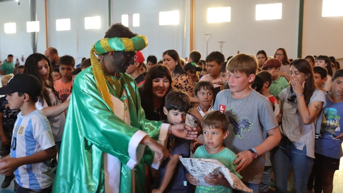 La tradicional visita de los Reyes Magos llenó de ilusión a niños y niñas de Castelli La tradicional visita de los Reyes Magos llenó de ilusión a niños y niñas de Castelli