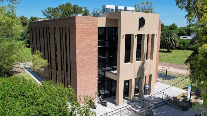 En Chascomús: Kicillof inauguró la Casa de la Provincia y entregó escrituras