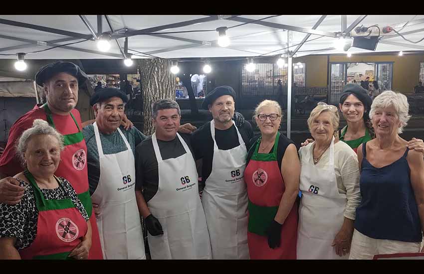 Renovada su Comisión, el Centro Vasco, desplegó una intensa participación en los Festivales de Verano Renovada su Comisión, el Centro Vasco, desplegó una intensa participación en los Festivales de Verano