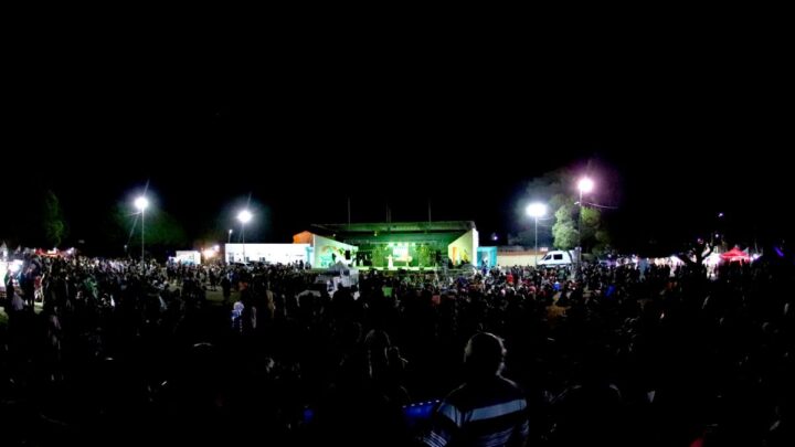 Con el tradicional desfile y shows en vivo comenzaron los festejos por el 65° aniversario de Las Toninas