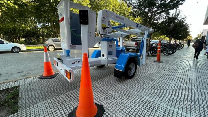 CASTELLI: El Municipio adquirió un hidroelevador hidráulico
