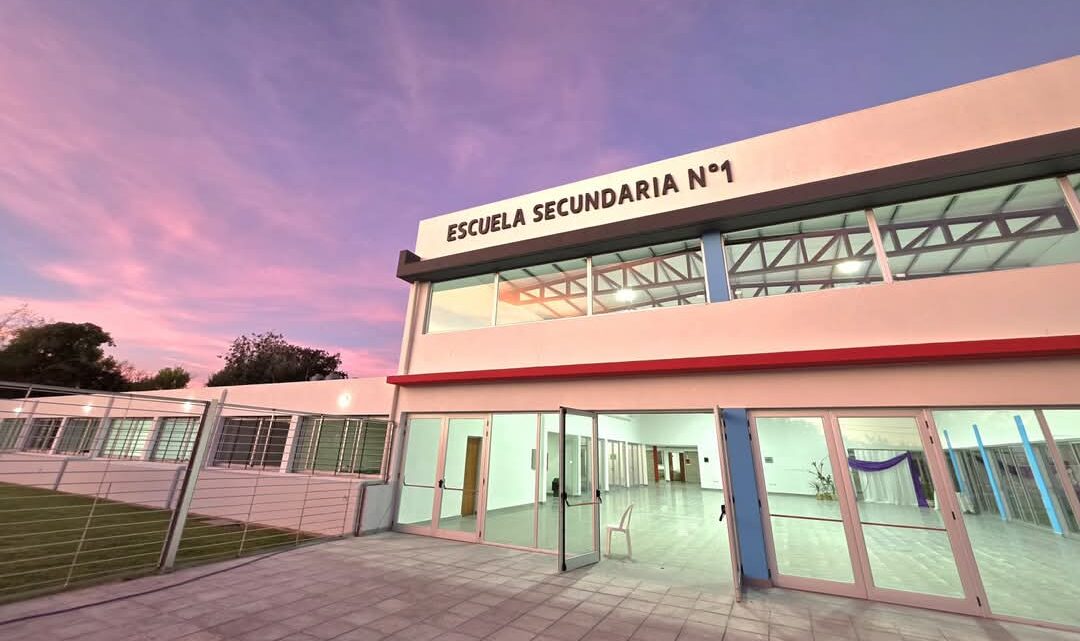 Un día histórico para Castelli: quedó inaugurado el nuevo edificio de la Escuela secundaria Un día histórico para Castelli: quedó inaugurado el nuevo edificio de la Escuela secundaria