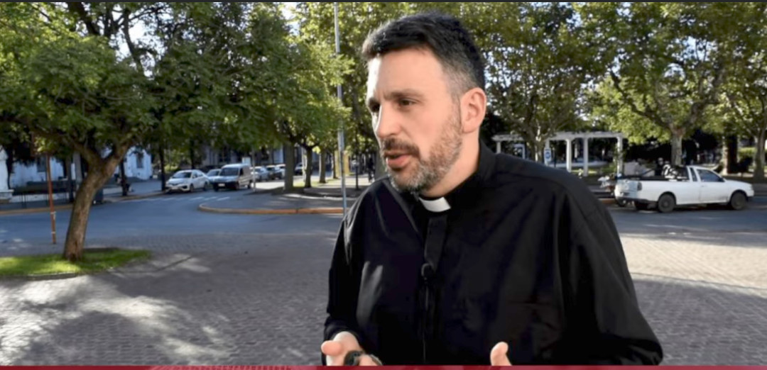 CASTELLI: El Padre Ezequiel asume este viernes al frente de la Parroquia Santa Rosa de Lima CASTELLI: El Padre Ezequiel asume este viernes al frente de la Parroquia Santa Rosa de Lima