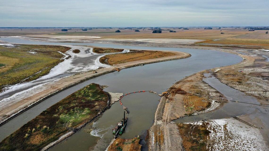 La Región: alerta por la paralización de las obras de dragado en el Río Salado