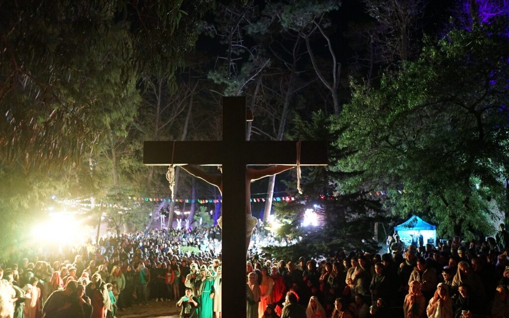 Villa Gesell: El Vía Crucis convocó a la comunidad a una emotiva representación viviente Villa Gesell: El Vía Crucis convocó a la comunidad a una emotiva representación viviente