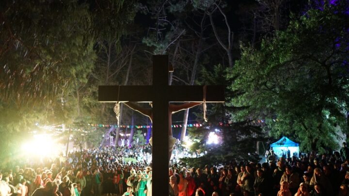 Villa Gesell: El Vía Crucis convocó a la comunidad a una emotiva representación viviente