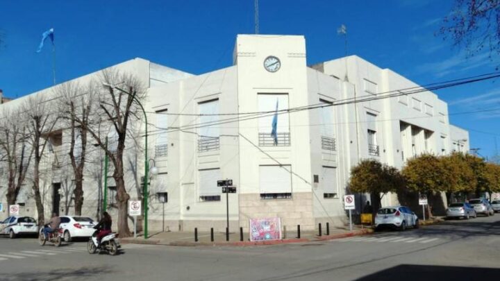 DOLROES: La Municipalidad suspendió por 45 días a la empleada que agredió al intendente