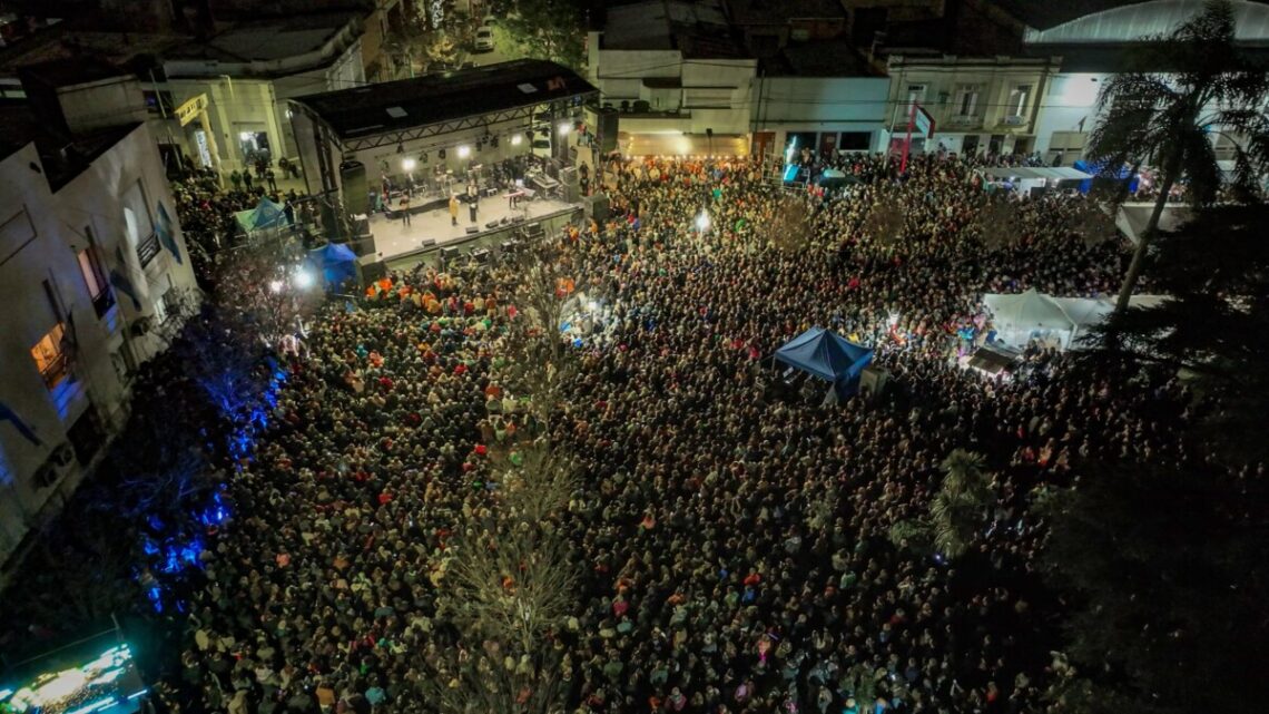 La Torta Más Rica y la Multitud Más Grande: Fiesta Inolvidable en Dolores La Torta Más Rica y la Multitud Más Grande: Fiesta Inolvidable en Dolores