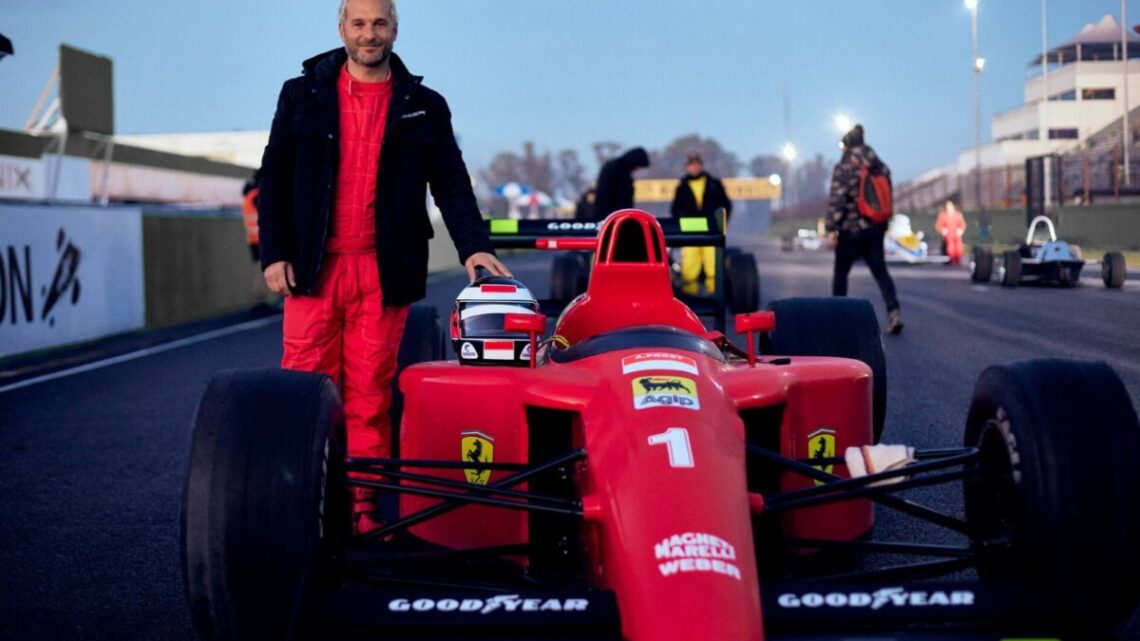 ¡IMPERDIBLE! Dolores recibe los autos originales utilizados en la serie Senna de Netflix
