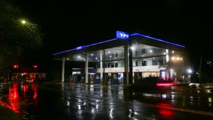 Cargás de madrugada y pagás menos: el plan de YPF que arranca en julio