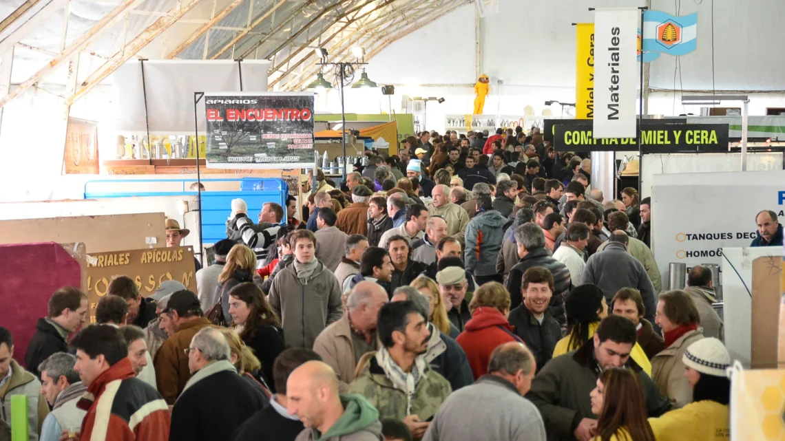Comenzó la ExpoMiel Azul 2025 con gran presencia de productores y visitantes Comenzó la ExpoMiel Azul 2025 con gran presencia de productores y visitantes