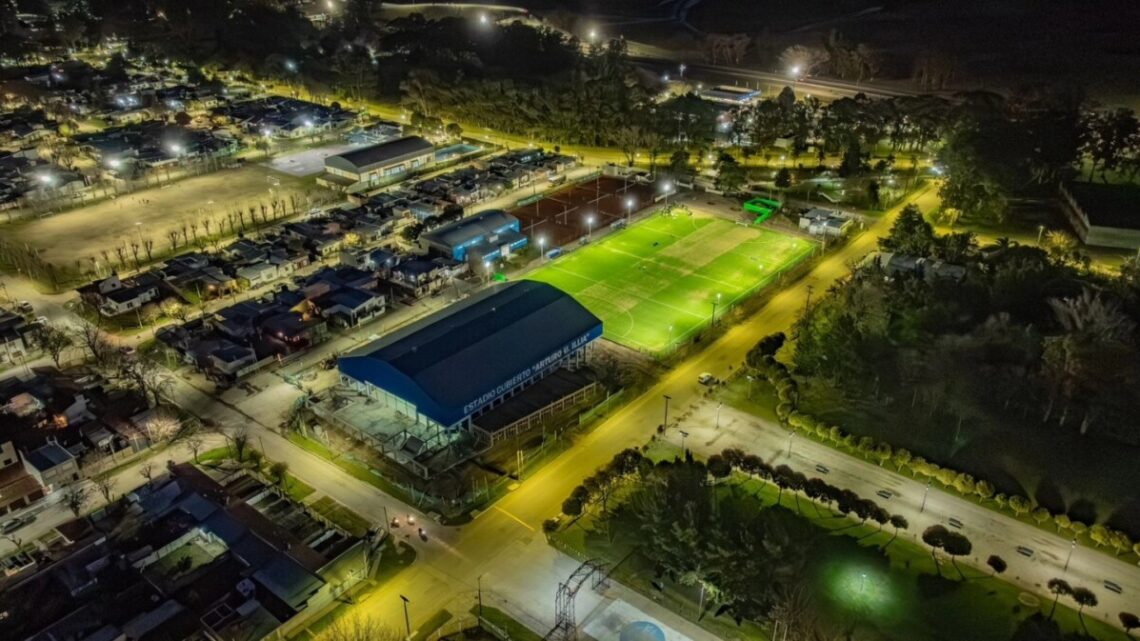 Así brilla el deporte dolorense: se encendieron las luces de la nueva cancha municipal de hockey