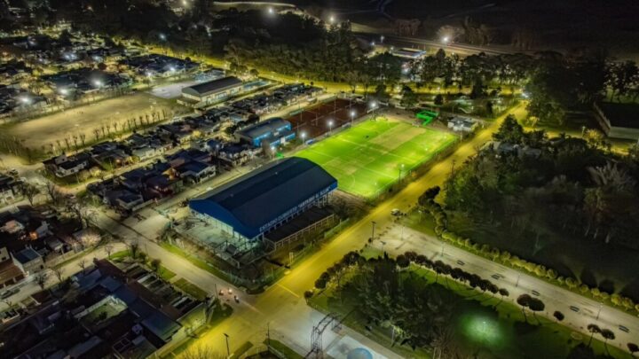 Así brilla el deporte dolorense: se encendieron las luces de la nueva cancha municipal de hockey